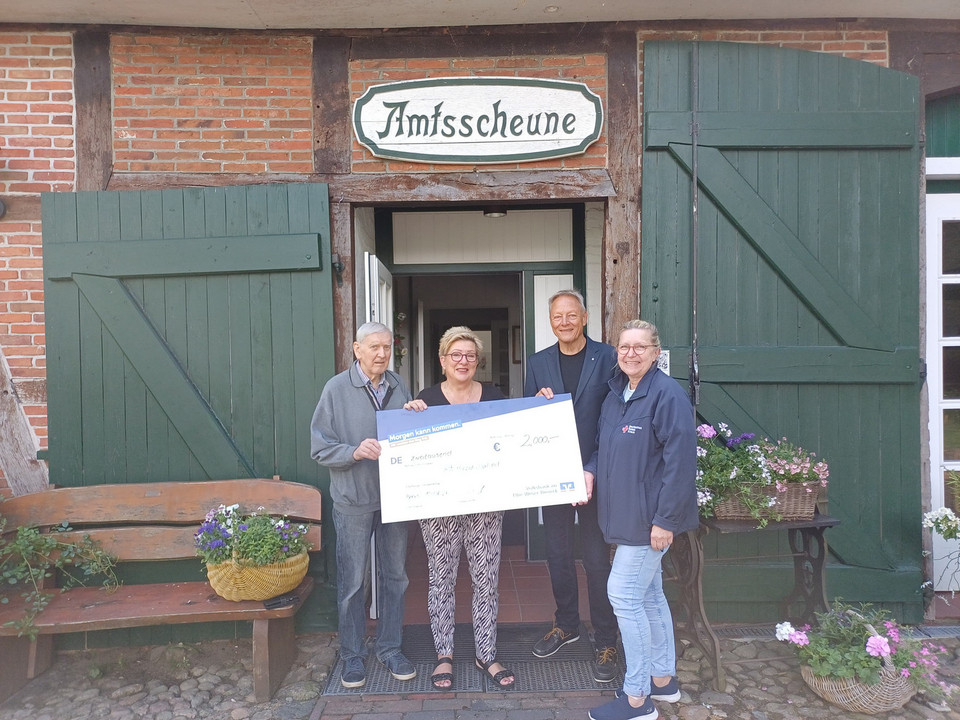 Gruppenaufnahme Scheckübergabe